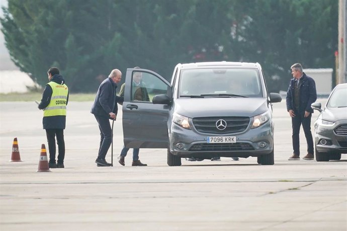 El rey emérito, a su llegada este domingo al aeropuerto vitoriano de Foronda