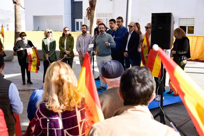 El secretario general del PP de Málaga, José Ramón Carmona, y la presidenta local, Toñi Ledesma, en la concentración por la igualdad de todos los españoles y contra la amnistía en  Alhaurín el Grande