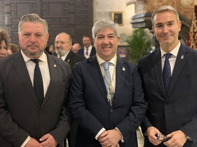 El Ayuntamiento de Almería ha querido este domingo trasladar su apoyo al nuevo presidente de la Agrupación de Hermandades y Cofradías, José Rafael Soto, y la nueva Junta de Gobierno conformada tras su reciente elección.