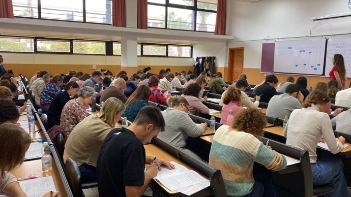 Un grupo de aspirantes se examinan en la UIB para una de las plazas de enfermero dentro del proceso de estabilización