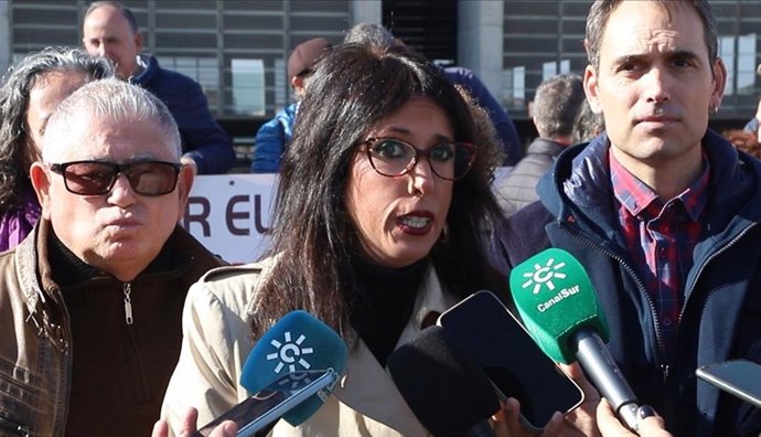 La secretaria general de Podemos Andalucía, Martina Velardes, este domingo en Córdoba, junto al coordinador de IU Andalucía, Toni Valero.