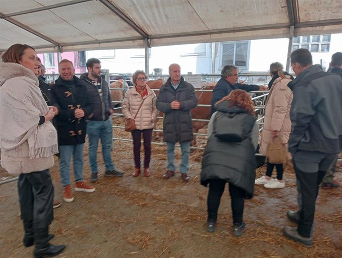 El diputado del PP Luis Venta durante su visita a El Mercaón en Cabañaquinta