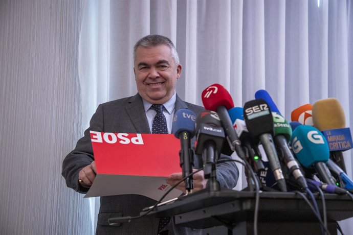 El secretario de Organización del PSOE, Santos Cerdán, comparece en una rueda de prensa para explicar los detalles del acuerdo de investidura con el PSOE, en el Parlamento Europeo, a 9 de noviembre de 2023, en Bruselas (Bélgica). PSOE y Junts han cerrad