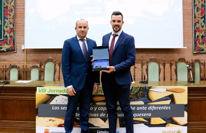 El investigador de la UPNA Adrián Bozal Leorri recoge el Premio de la Cátedra AgroBank de la Universitat de Lleida a la Mejor Tesis Doctoral de manos del director de la Cátedra, Antonio J. Ramos.