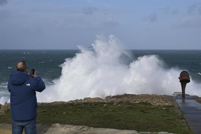 Una persona toma fotografías del oleaje en los alrededores de la Torre de Hércules, durante el paso de la borrasca Ciarán, a 3 de noviembre de 2023, en A Coruña, Galicia (España). 