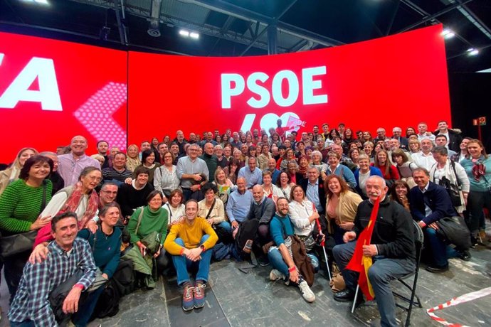 Cerca de 200 socialistas navarros dan su apoyo a Pedro Sánchez en un acto del PSOE en Madrid.