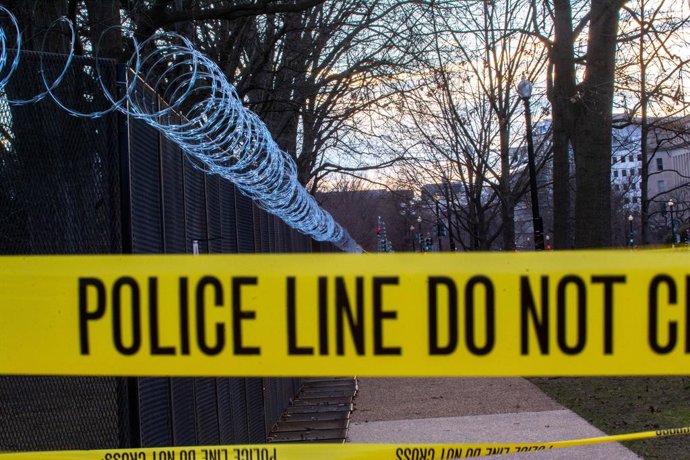 Archivo - January 18, 2021, Washington D.C., Washington D.C, U.S: Concertina wire and police tape line a peremiter on Cpaitol Hill as part of increased security measures ahead of the inauguration of Joe Biden, Jan. 18, 2021.