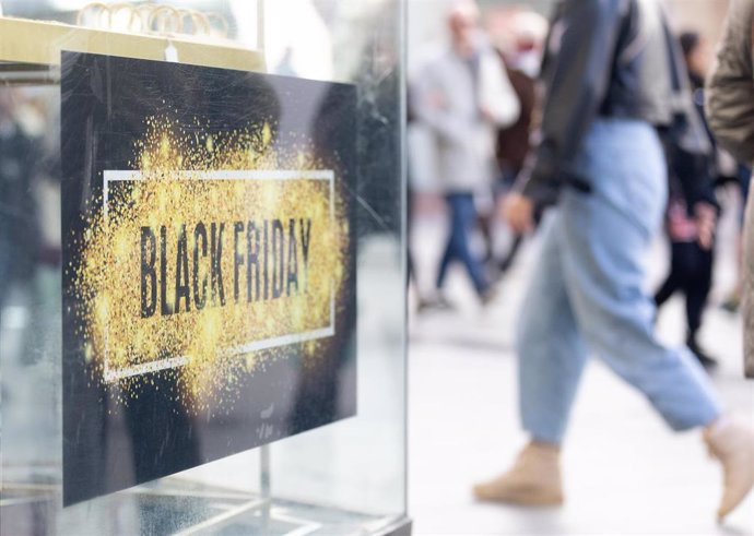 Un escaparate avisa de los descuentos durante Black Friday