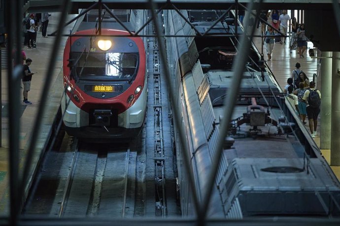 Archivo - Imagen de recurso de varios trenes en la estación de Atocha-Almudena Grandes.