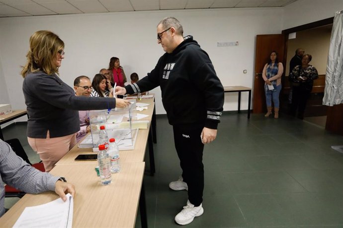 Archivo - Votaciones en las elecciones municipales parciales que se han repetido este domingo en Ceutí