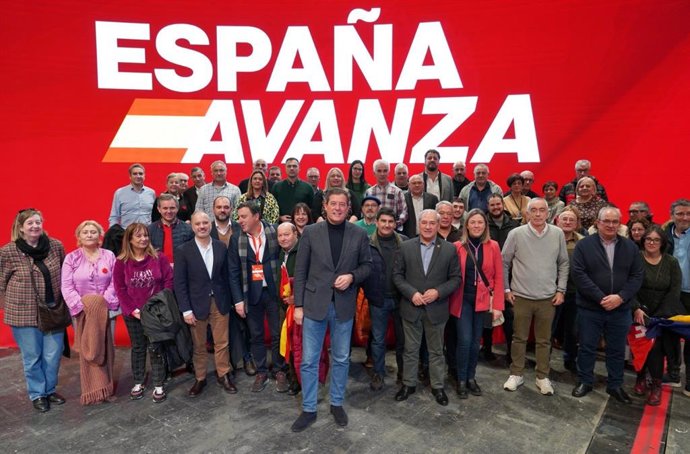 Foto de familia de los socialistas gallegos en el Ifema, en el mitin de Pedro Sánchez tras la investidura