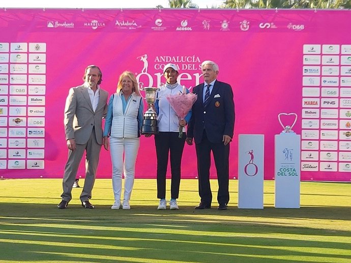 La jugadora Aditi Ashok se hace con el trofeo del Andalucía Costa del Sol Open de España 2023