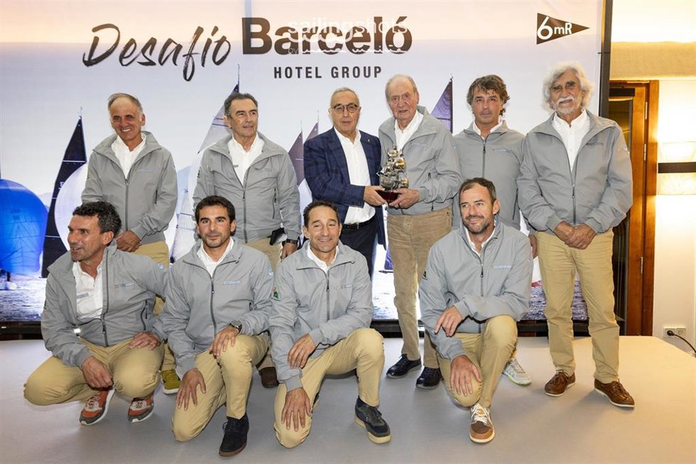 Alejandro Blanco hace entrega al Rey Juan Carlos del trofeo de campeón de la Liga Española de 6 Metros