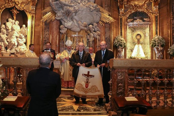 Donación de un manto a la Virgen del Pilar.