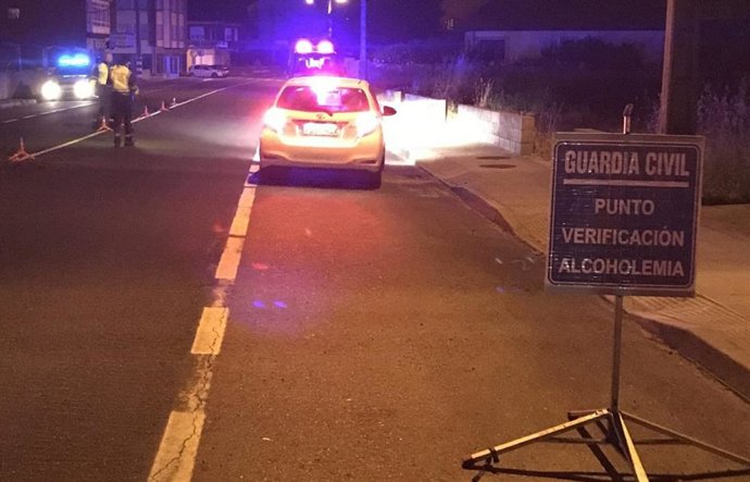 Archivo - Control de la Guardia Civil de Tráfico.