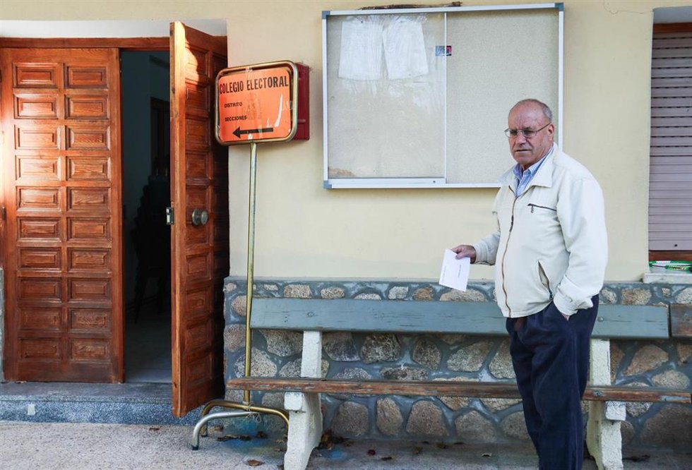 El Juez de Paz de Ocentejo acude a votar, a 26 de noviembre de 2023, en Ocentejo, Guadalajara, Castilla-La Mancha (España). Más de 40 municipios en los que no se proclamó ninguna candidatura en las pasadas elecciones municipales del 28M o se declaró la