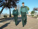 Foto: La Guardia Civil abre una investigación por una imagen de migrantes en Ceuta con uniformes del cuerpo