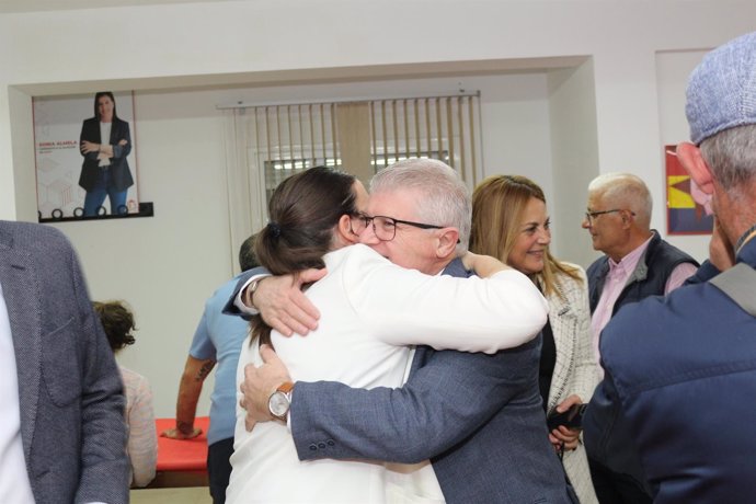 Pépe Vélez abraza a la alcaldesa de Ceutí la socialista Sonia Almela