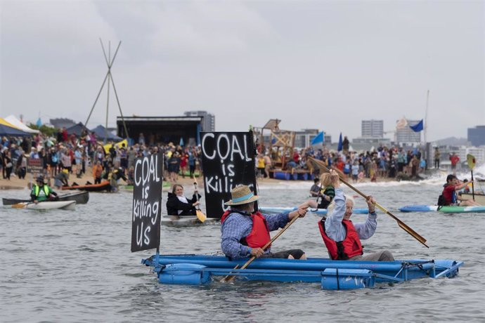 Activistas climáticos participan en un bloqueo del puerto de Newcastle, Australia