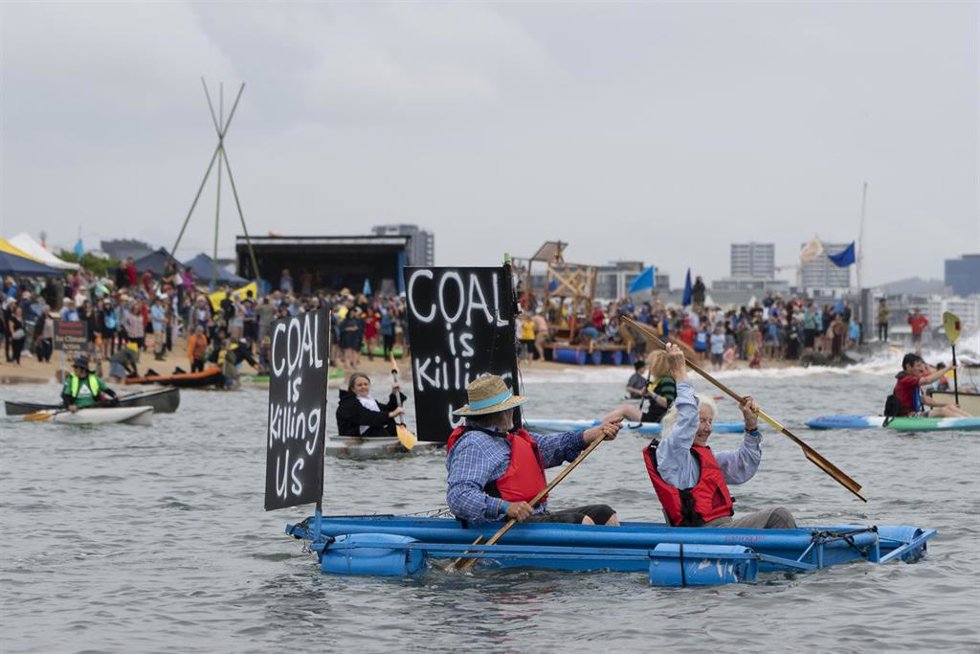 Activistas climáticos participan en un bloqueo del puerto de Newcastle, Australia