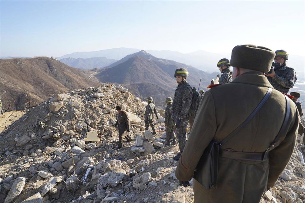 Archivo - Imagen de archivo de militares surcoreanos y norcoreanos inspecccionando un puesto militar de Corea del Norte destruido en la zona desmilitarizada