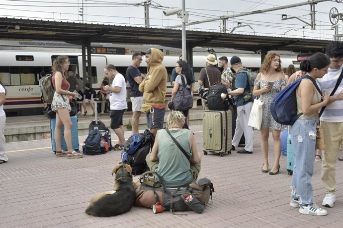 Archivo - Arxivo - Desenes de persones esperen a poder agafar un tren a Vilanova i la Geltrú, una de les estacions afectades, a 16 d'agost de 2023, a Vilanova i la Geltrú, Barcelona, Catalunya (Espanya)