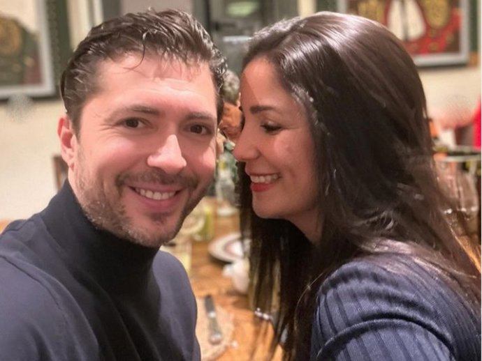 Ángel Cristo Jr.  De lo más sonriente con su novia tras sus durísimas declaraciones contra su madre