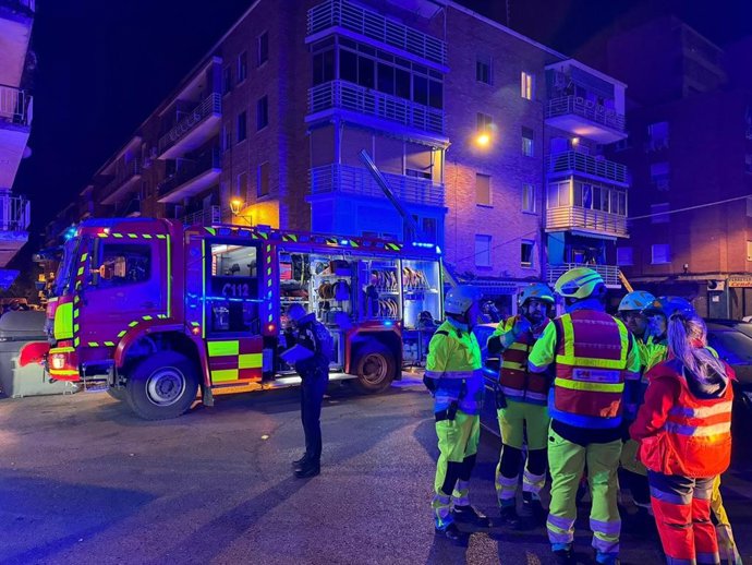 Bomberos atienden el incendio en una vivienda en Alcalá de Henares (Madrid).