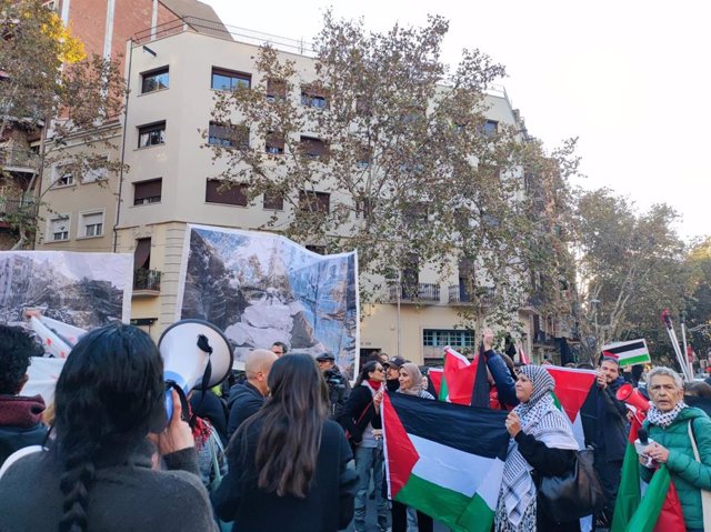 Unas 40 personas piden BoicoT a Israel ante el Recinte Sant Pau de Barcelona por el Foro de la UpM