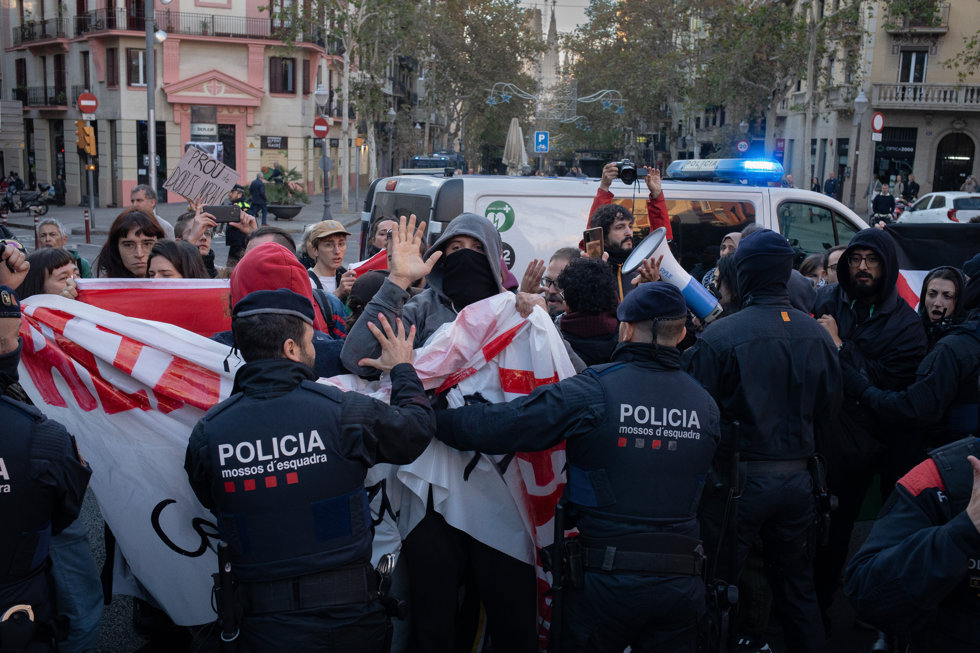 Unas 40 personas piden BoicoT a Israel ante el Recinte Sant Pau de Barcelona por el Foro de la UpM
