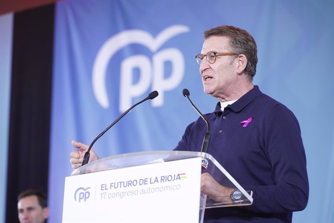 El presidente del Partido Popular, Alberto Núñez Feijóo, interviene durante el Congreso Autonómico del PP, en el Recinto Ferial, a 25 de noviembre de 2023, en Albelda de Iregua, La Rioja (España). Durante el acto, que tiene carácter extraordinario, se ha 