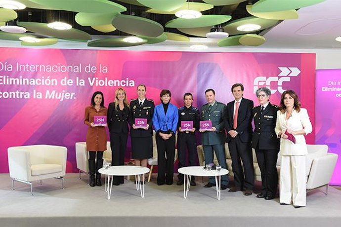 Foto de familia tras la celebración del acto.