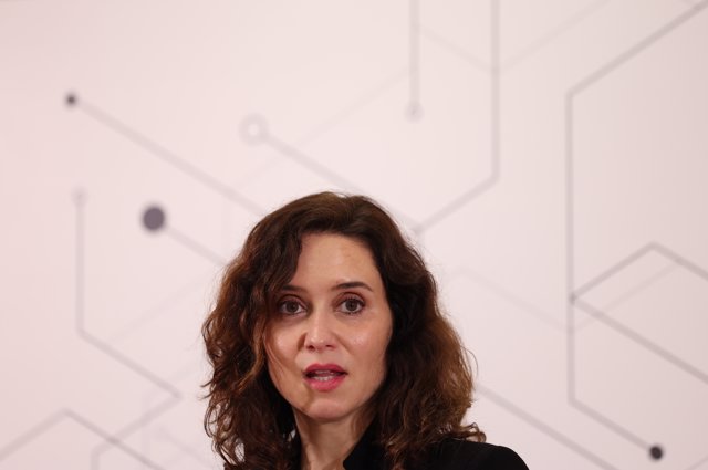 La presidenta de la Comunidad de Madrid, Isabel Díaz Ayuso, a su llegada al Centro I+D en Salud Global de la empresa farmacéutica GSK, a 28 de noviembre de 2023, en Tres Cantos, Madrid