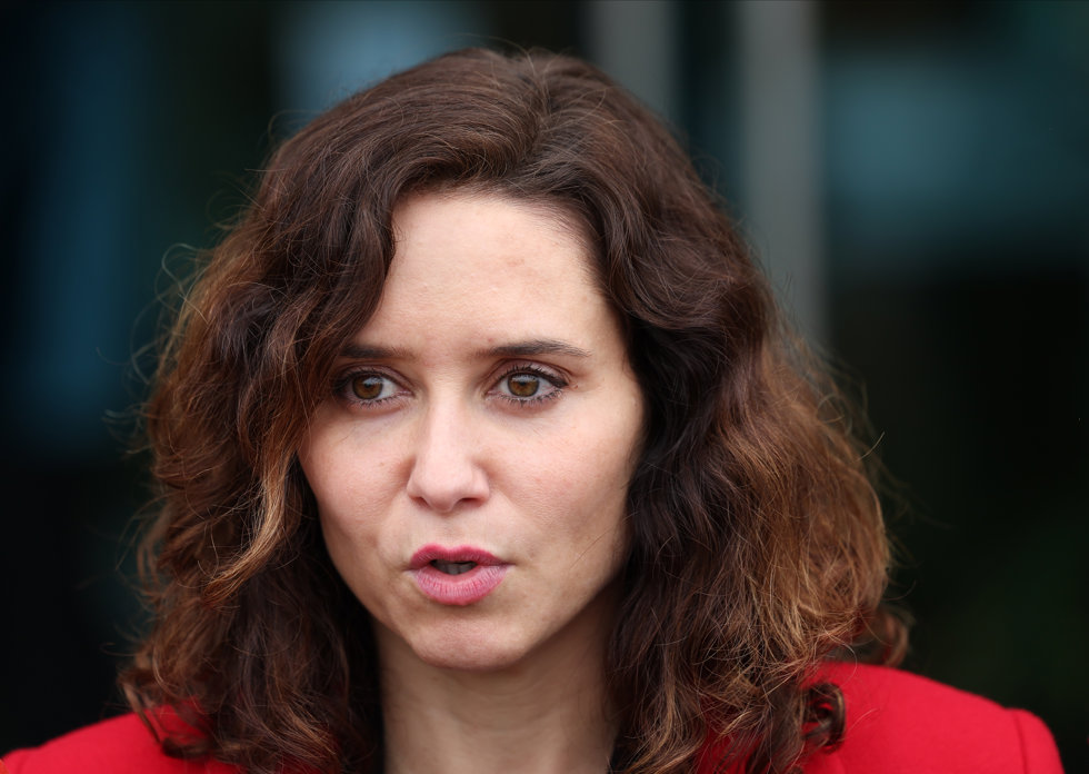 La presidenta de la Comunidad de Madrid, Isabel Díaz Ayuso, a su llegada al Centro I+D en Salud Global de la empresa farmacéutica GSK, a 28 de noviembre de 2023, en Tres Cantos, Madrid