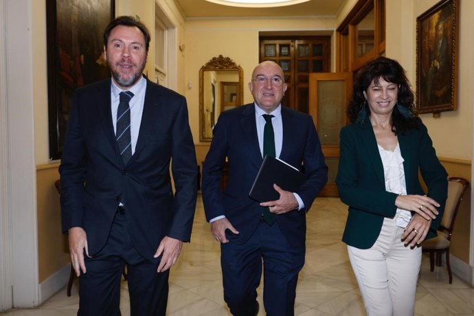 El alcalde de Valladolid, Jesús Julio Carnero, con los ministros Puente y Redondo en el día de su despedida en el Consistorio