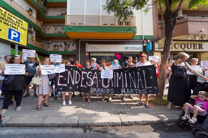 Archivo - Manifestantes en la concentración antes la oficina de Endesa