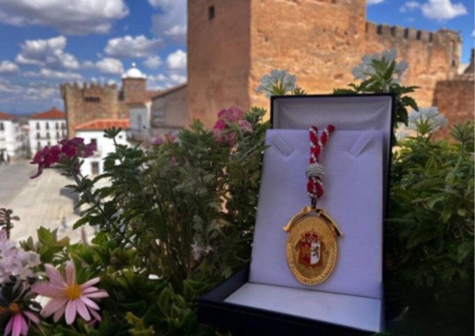 Medalla de Cáceres que recibirá este martes el Orfeón Cacereño por sus 120 años de historia