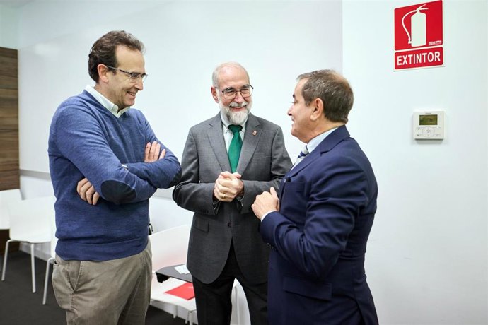 El consejero Domínguez, acompañado por el director general de Salud, Antonio López, y el presidente de COFNA, Alberto Mantilla.     Descargar imagen