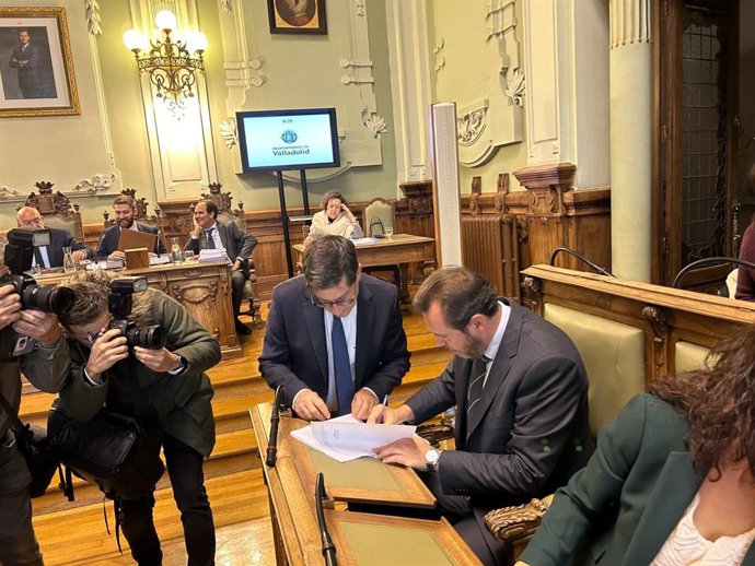 Oscar Puente firma el acta en el que deja el cargo de concejal en el Ayuntamiento de Valladolid