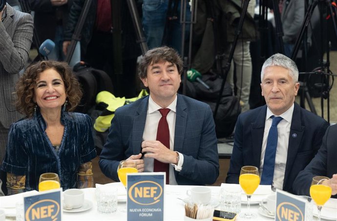 (I-D) La vicepresidenta cuarta y ministra de Hacienda y Función pública, Maria Jesús Montero; el secretario general del PSE-EE, Eneko Andueza y el ministro de Interior, Fernando Grande-Marlaska, a su llegada a un desayuno informativo de Nueva Economía F