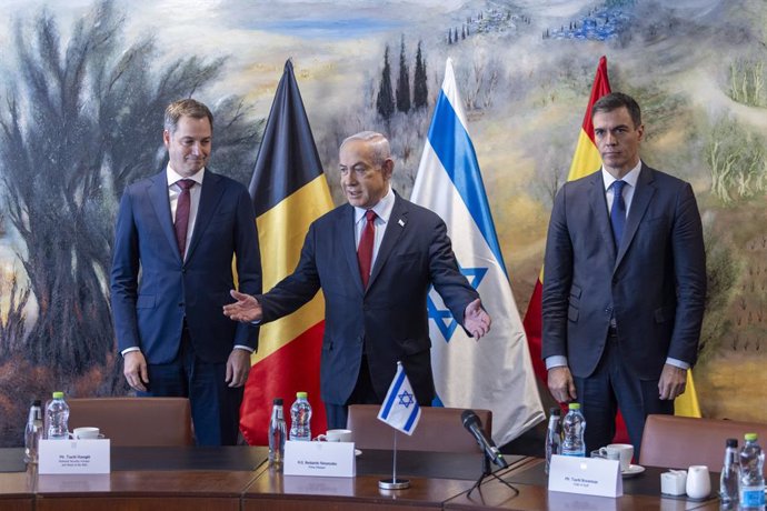 (I-D) El primer ministro belga, Alexander de Croo; el primer ministro del Estado de Israel, Benjamin Netanyahu, y el presidente del Gobierno, Pedro Sánchez, durante un encuentro en La Knéset, a 23 de noviembre de 2023, en Jerusalén (Israel). El presidente