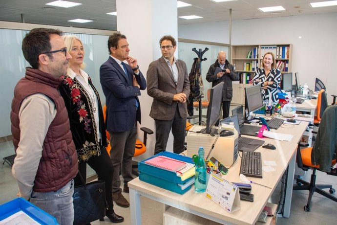 La delegada del Gobierno de la Junta en Cádiz, Mercedes Colombo, y el delegado territorial de Empleo, Empresa y Trabajo Autónomo, Daniel Sánchez Román, en las nuevas oficinas de la Dirección Provincial del SAE en Cádiz