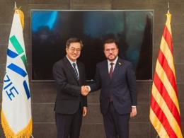 El presidente de la Generalitat, Pere Aragons, y el gobernador de la región sur-coreana de Gyeonggi, Kim Dong-yeon