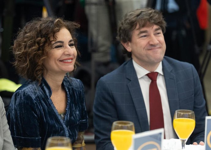 La vicepresidenta cuarta y ministra de Hacienda y Función pública, Maria Jesús Montero y el secretario general del PSE-EE, Eneko Andueza, durante a un desayuno informativo de Nueva Economía Fórum del secretario general del PSE-EE, Eneko Andueza, en el H