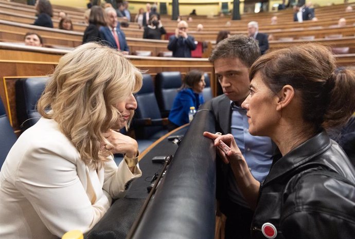 (I-D) La vicepresidenta segunda y ministra de Trabajo y Economía Social en funciones, Yolanda Díaz; el líder de Más País, Iñigo Errejón, y la portavoz de Sumar en el Congreso, Marta Lois, durante la primera sesión del debate de investidura de Pedro Sánc