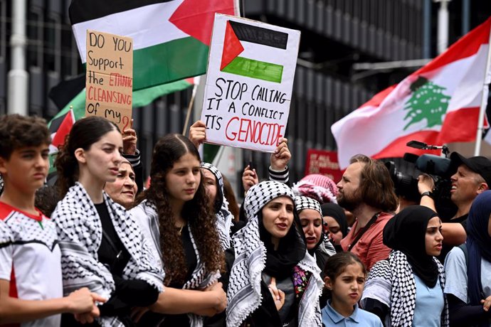 People attend a rally during a High Schoolers For Palestine demonstration, in Sydney, Friday, November 24, 2023. (AAP Image/Dan Himbrechts) NO ARCHIVING