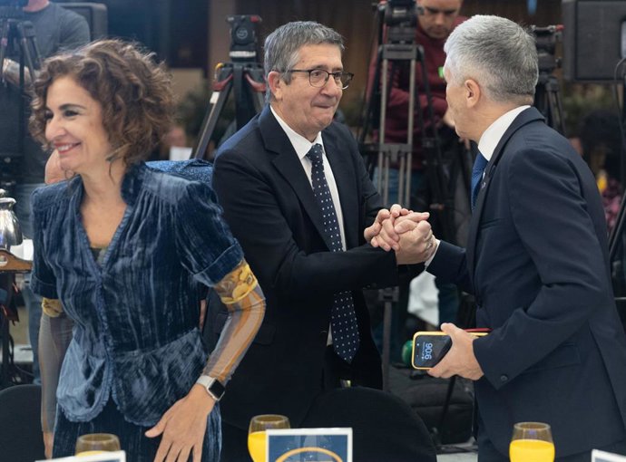 (I-D) La vicepresidenta cuarta y ministra de Hacienda y Función pública, Maria Jesús Montero; el portavoz del PSOE en el Congreso, Patxi López y el ministro de Interior, Fernando Grande-Marlaska, a su llegada a un desayuno informativo de Nueva Economía 