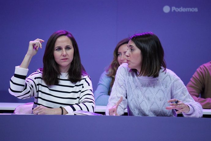 La secretaria general de Podemos, Ione Belarra (i), y la exministra de Igualdad, Irene Montero, durante el Consejo Ciudadano Estatal de Podemos, en la sede de Podemos, a 25 de noviembre de 2023, en Madrid (España).