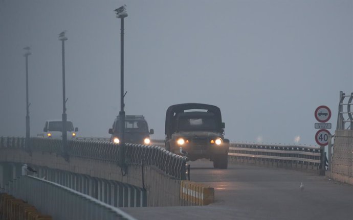 Archivo - Varios vehículos militares de Corea del Sur cruzan un puente cerca de la frontera con Corea del Norte.