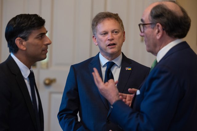 Ignacio Galán, presidente de Iberdrola, Rishi Sunak, primer ministro británico, y Grant Shapps, secretario de Estado de Defensa del Reino Unido.